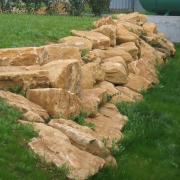Enrochement d'un talus.