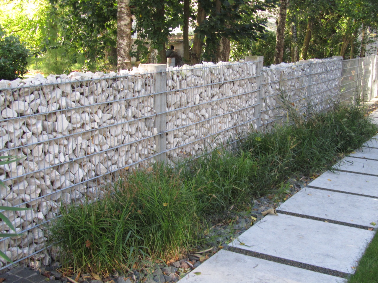 clôture avec poteau béton, panneau rigide et pierre naturel.