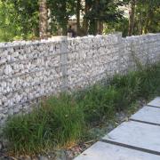 clôture avec poteau béton, panneau rigide et pierre naturel.
