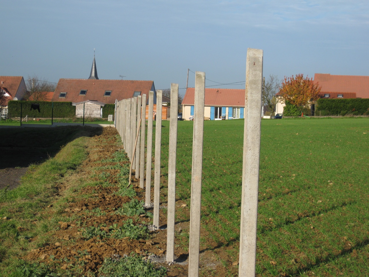 Clôture avec poteaux béton pour grillage souple.