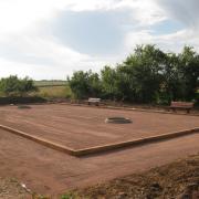 Création d'un boulodrome en schiste rouge.