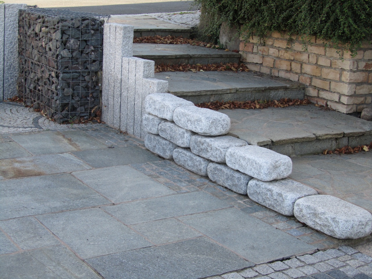 Escalier avec gabion, palissade bloc granit