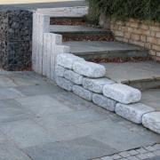 Escalier avec gabion, palissade bloc granit