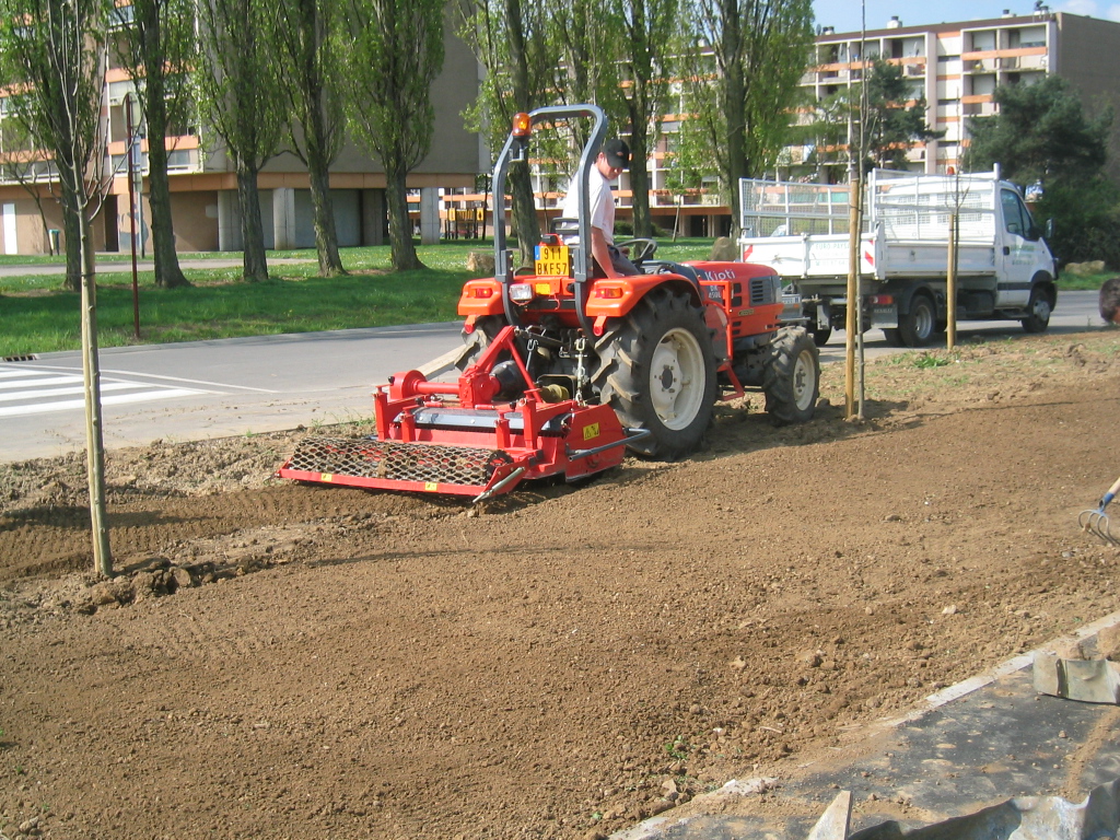 Tracteur avec préparateur de sol