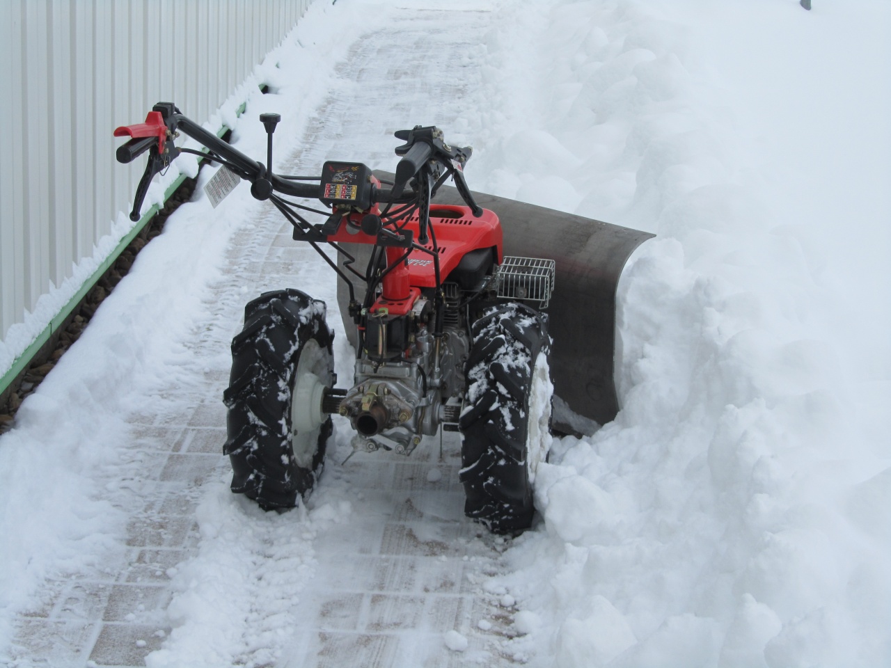 Déneigement largeur 1m00 pour trottoir et allée.